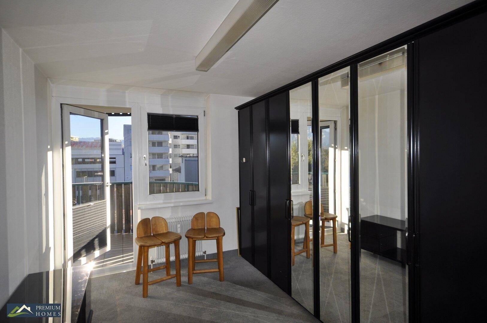 Wörgl 3 Zimmer Wohnung - Zimmer 2 mit Blick auf großen Spiegelschrank.