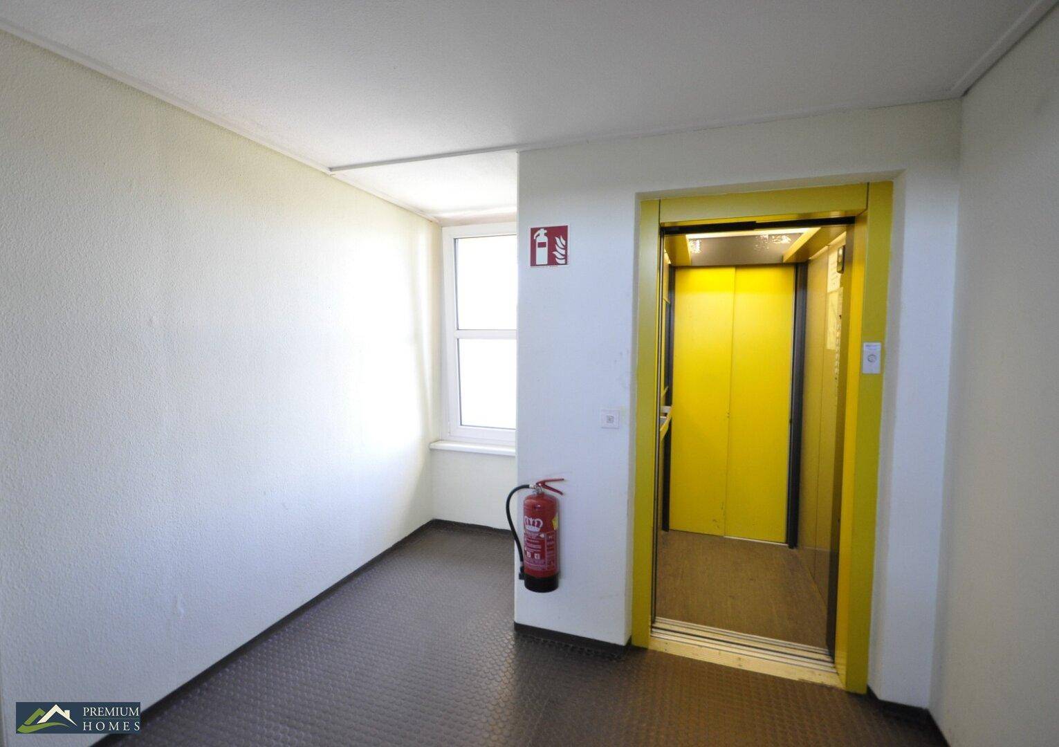 Wörgl 3 Zimmer Wohnung - Liftzugang im Treppenhaus.