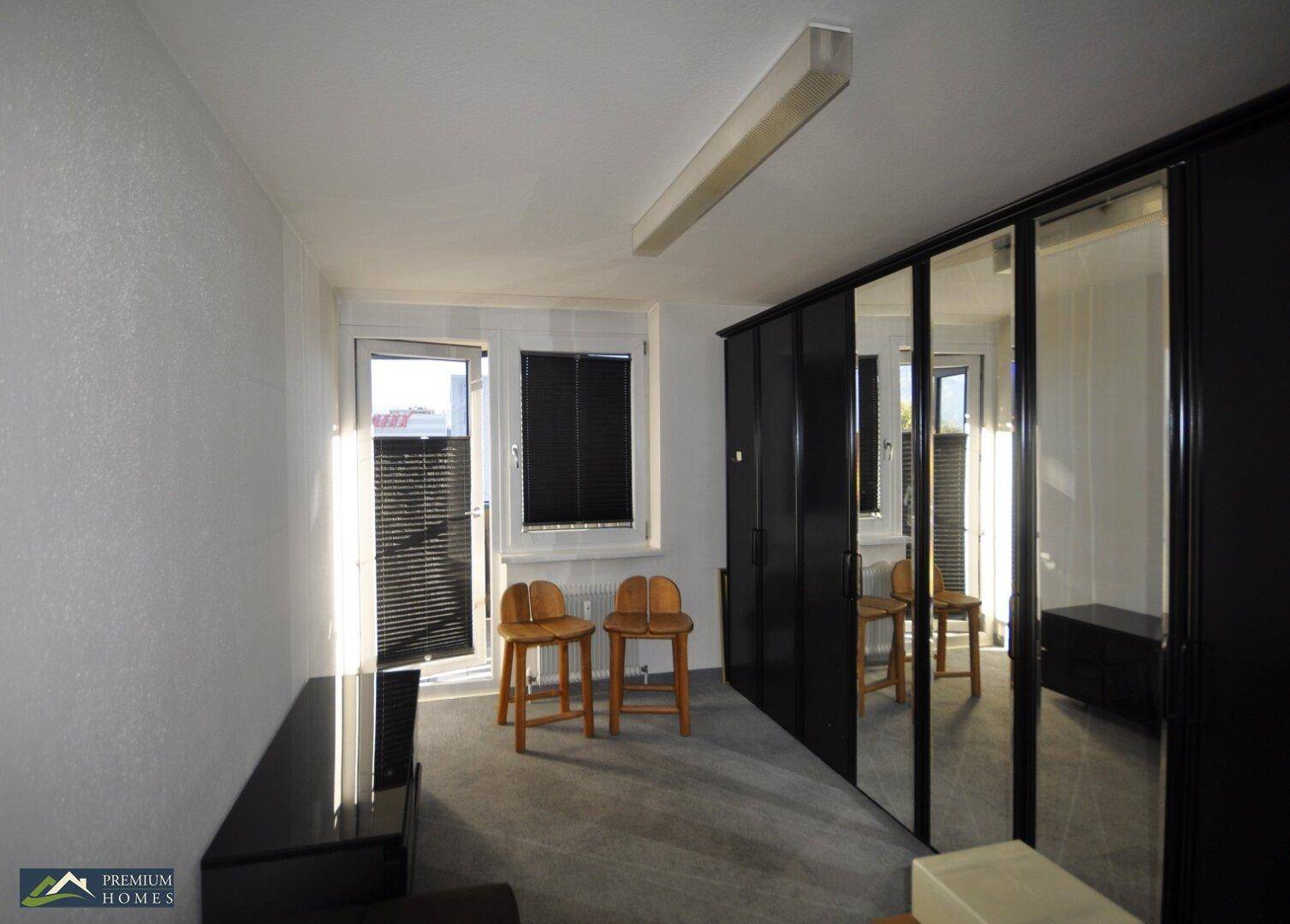 Wörgl 3 Zimmer Wohnung - Zimmer 2 mit Zugang Nordostbalkon und Fenster-Beschattung.
