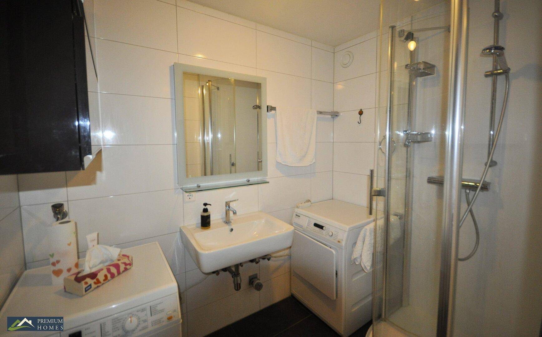 Wörgl 3 Zimmer Wohnung - Bad mit Trockner und Waschmaschine.