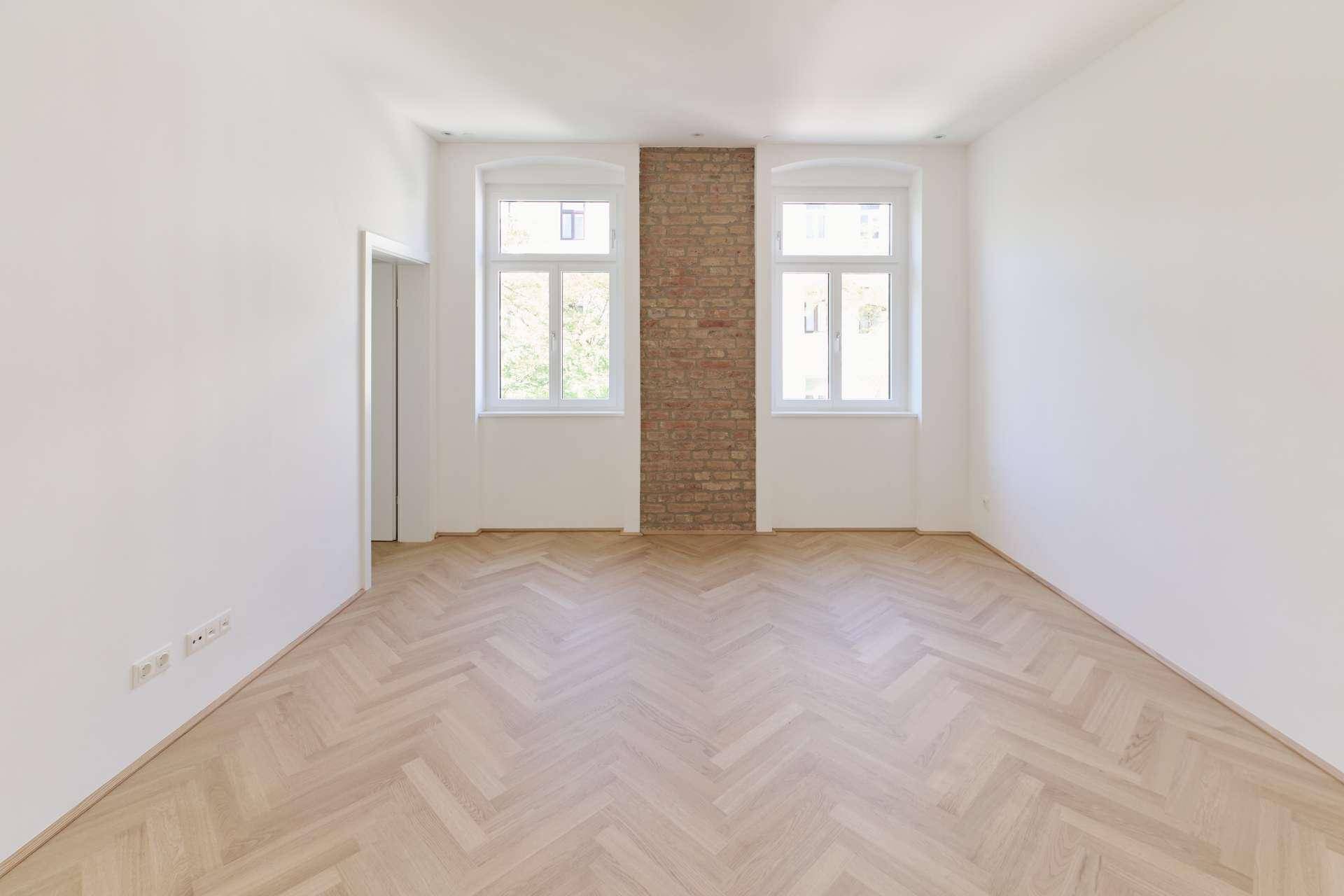 Geräumiges, helles Zimmer mit neuem Fischgrätparkett und großen Fenstern für viel Licht.