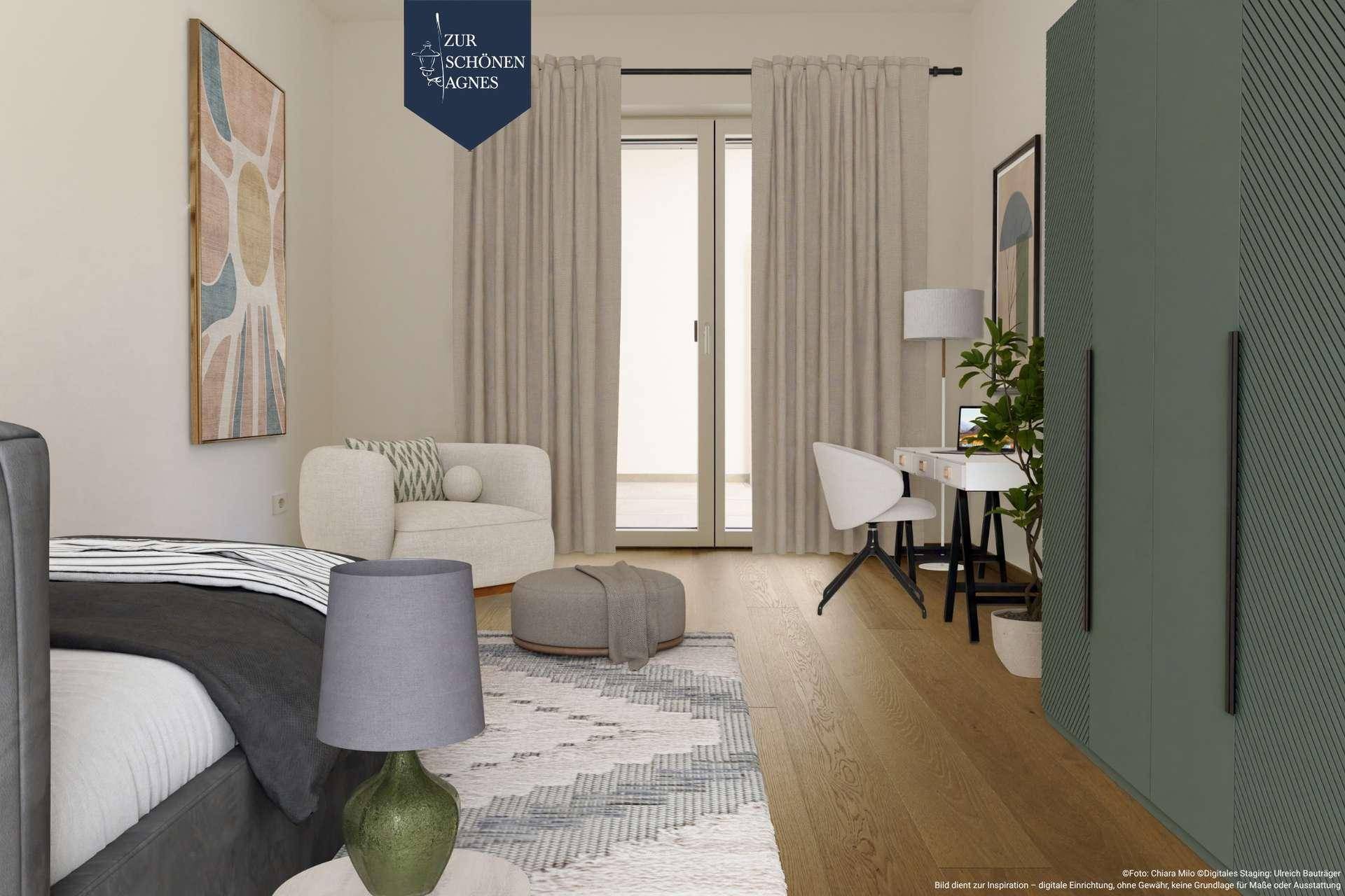 Modernes Schlafzimmer mit Holzboden, Arbeitsbereich und Zugang zu einem Balkon oder einer Terrasse.