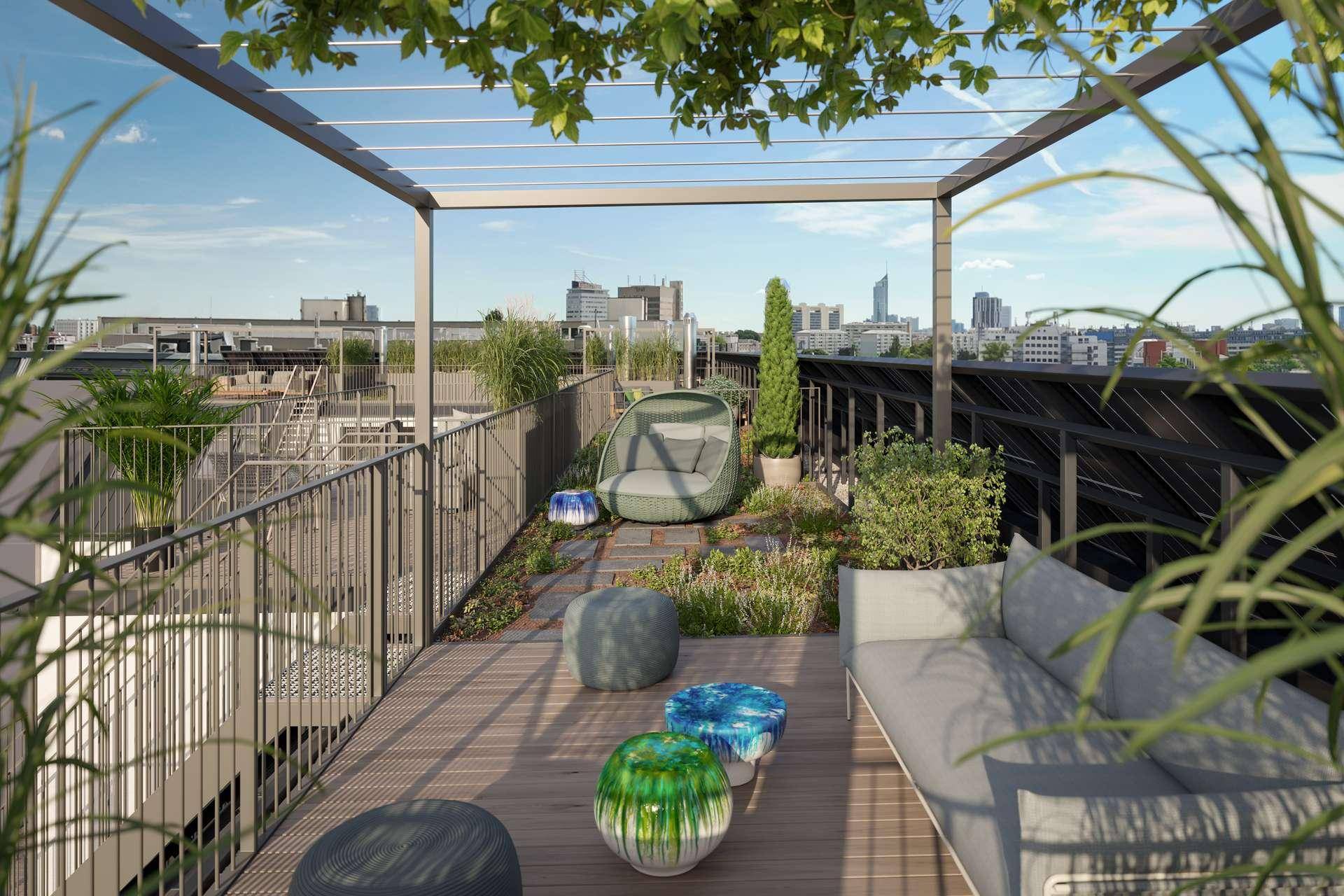 Begrünte Dachterrasse mit Sitzgelegenheiten, Holzdeck und Stadtblick.