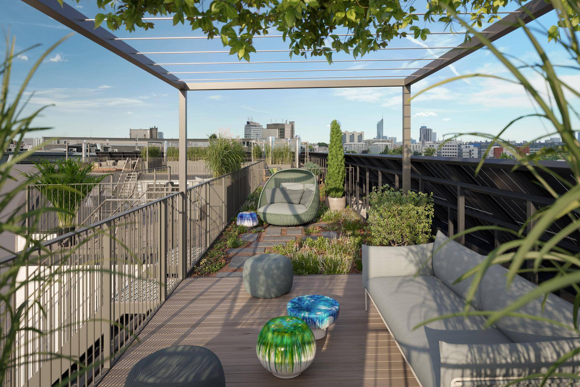 Begrünte Dachterrasse mit Sitzgelegenheiten, Holzdeck und Stadtblick.