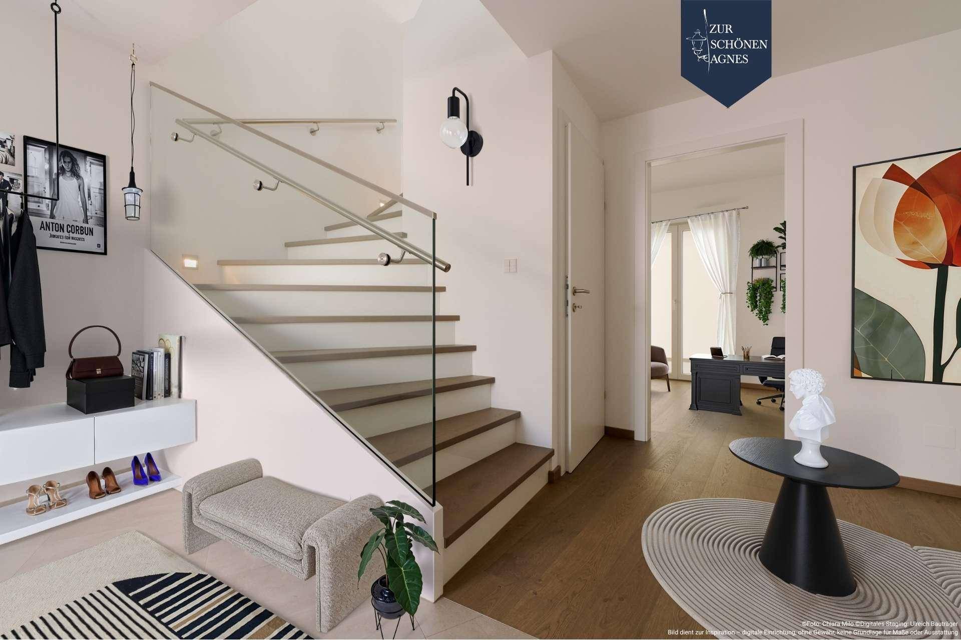 Heller Eingangsbereich mit moderner Treppe, Glasgeländer und stilvoller Dekoration.