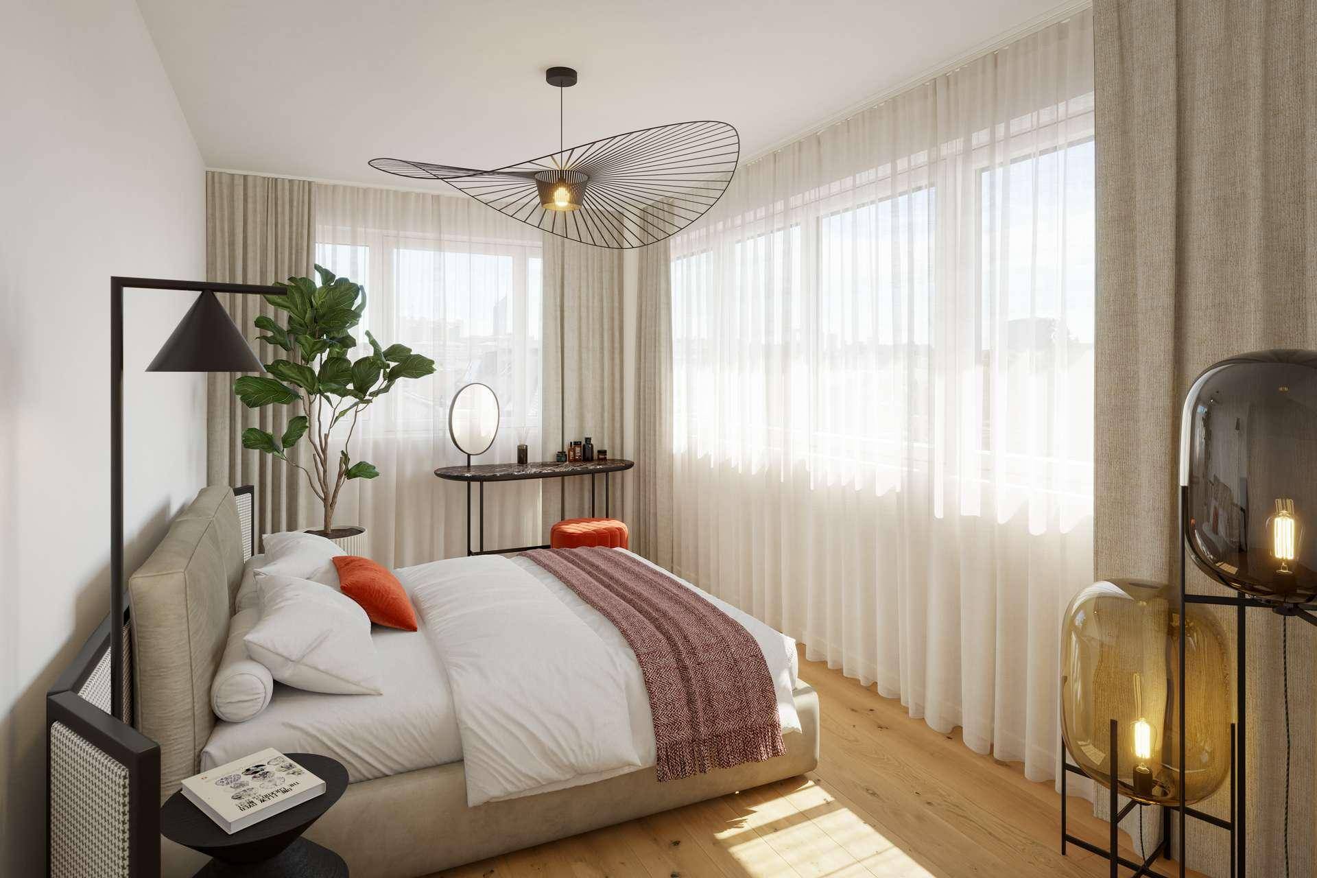 Helles Schlafzimmer mit Holzboden, großen Fenstern und moderner Beleuchtung.