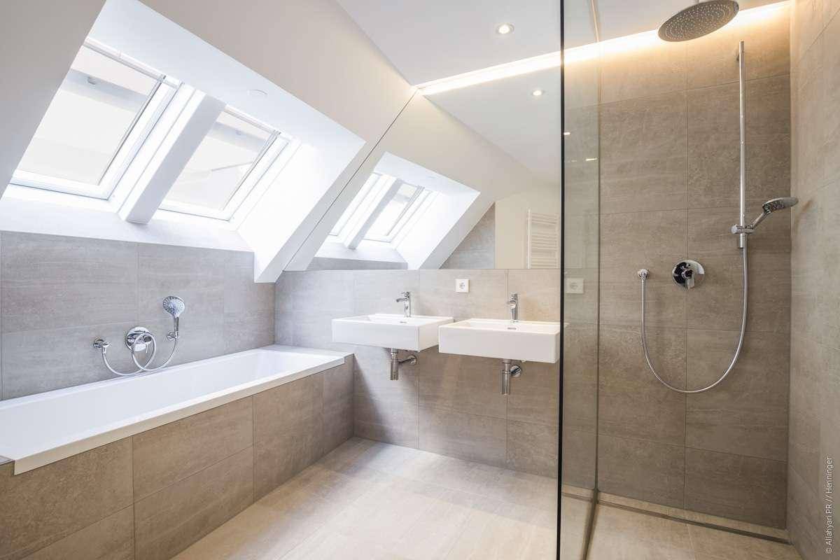 Modernes Badezimmer mit Badewanne, begehbarer Dusche, Doppelwaschbecken und Dachfenstern.