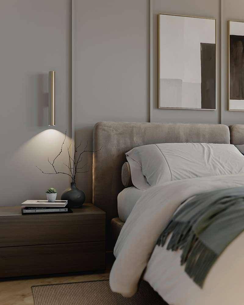 Detailansicht des Nachttisches im Schlafzimmer mit Wandleuchte und minimalistischer Dekoration.