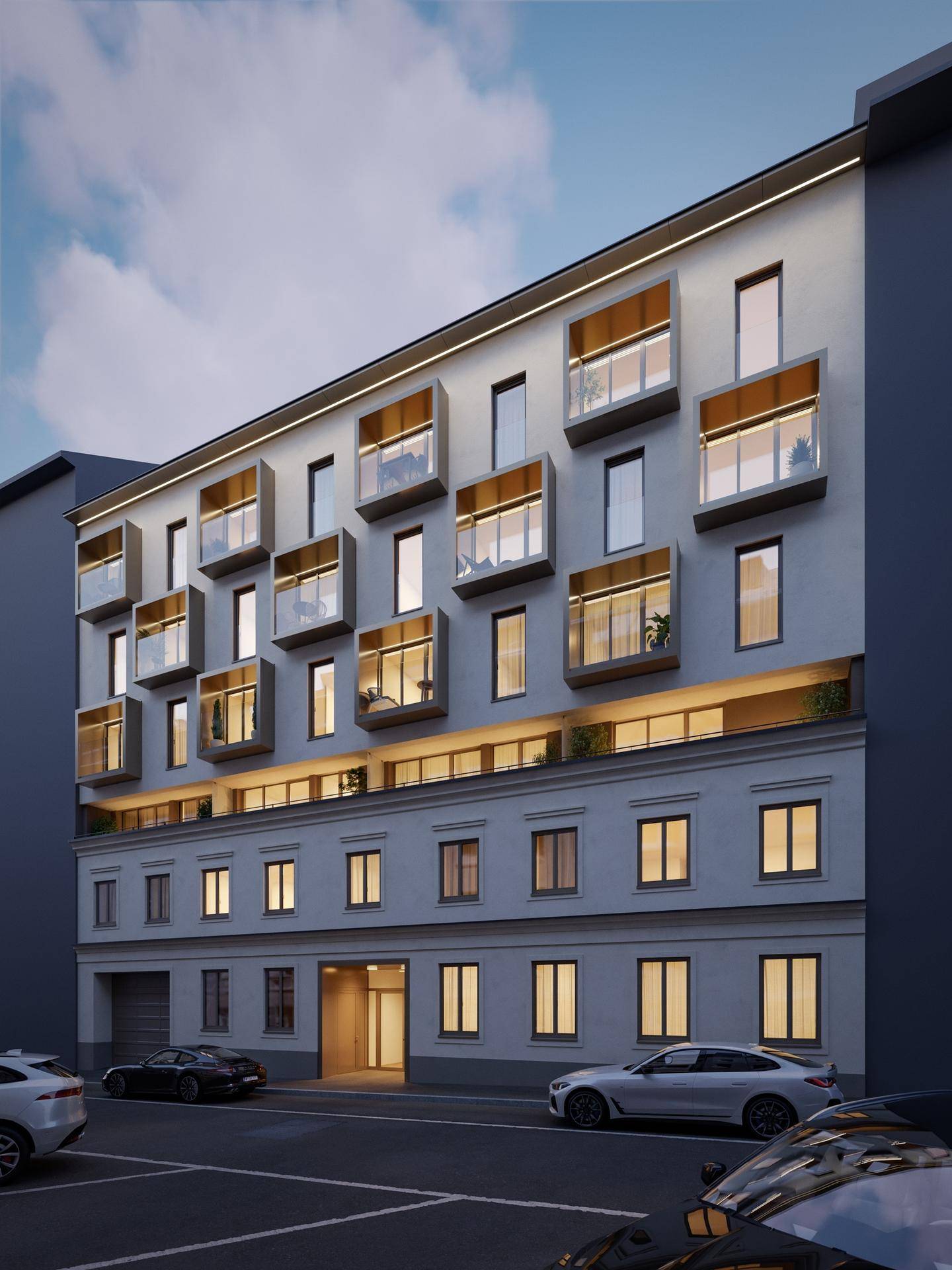 Moderne Fassade eines Wohngebäudes mit vielen Fenstern und Balkonen in der Abenddämmerung.
