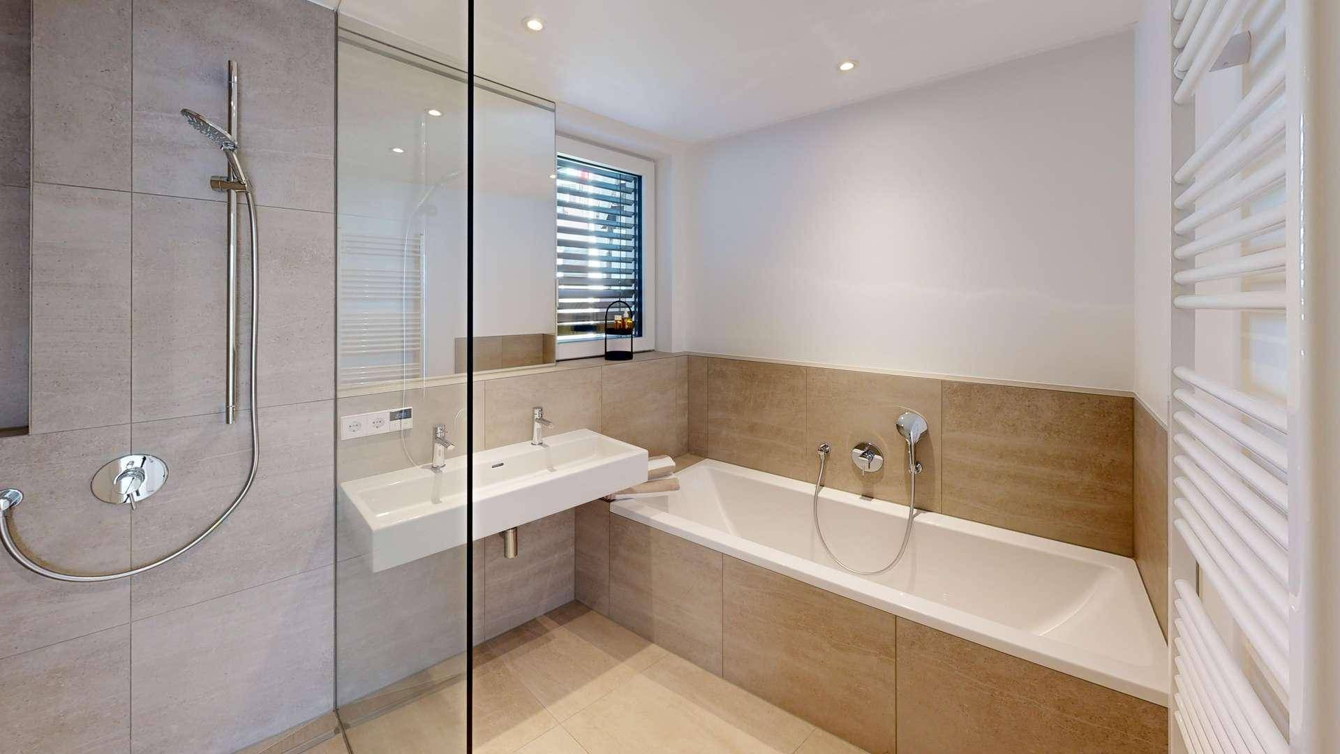 Modernes Badezimmer mit Doppelwaschbecken, Badewanne und ebenerdiger Dusche.