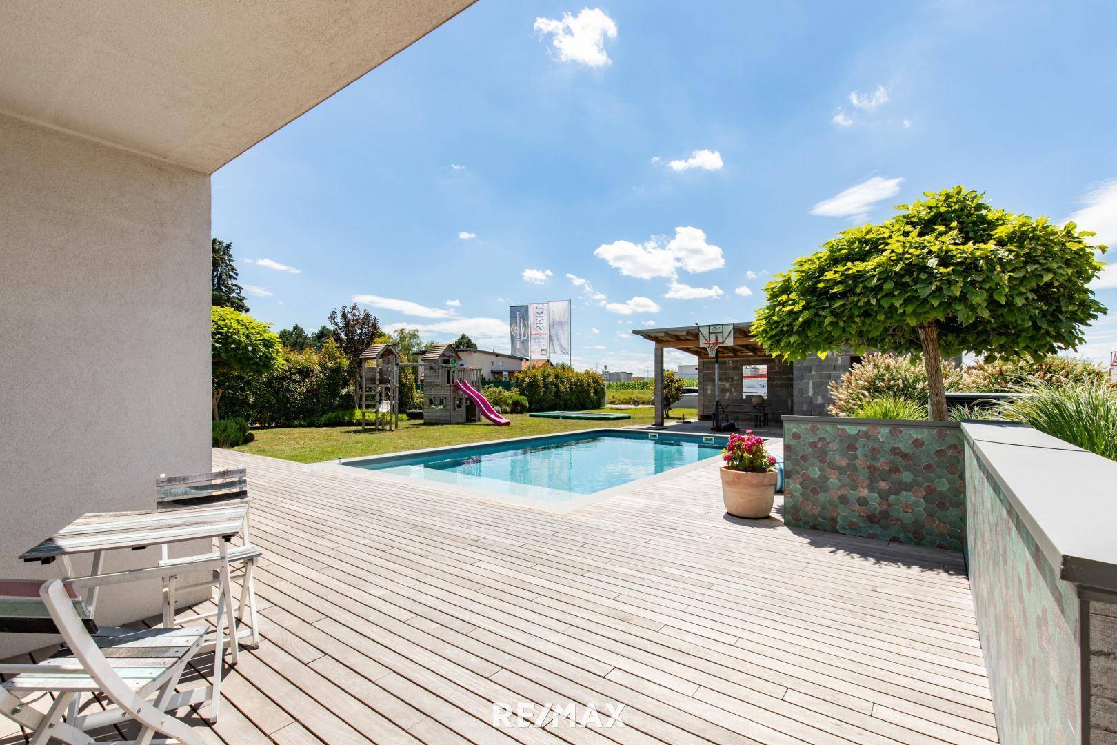 Villa in Parndorf Terrase mit Blick auf Pool