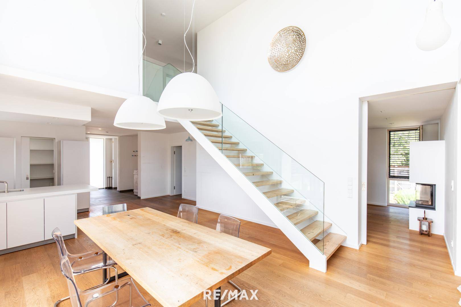 Villa in Parndorf Küche mit Blick ins Wohnzimmer