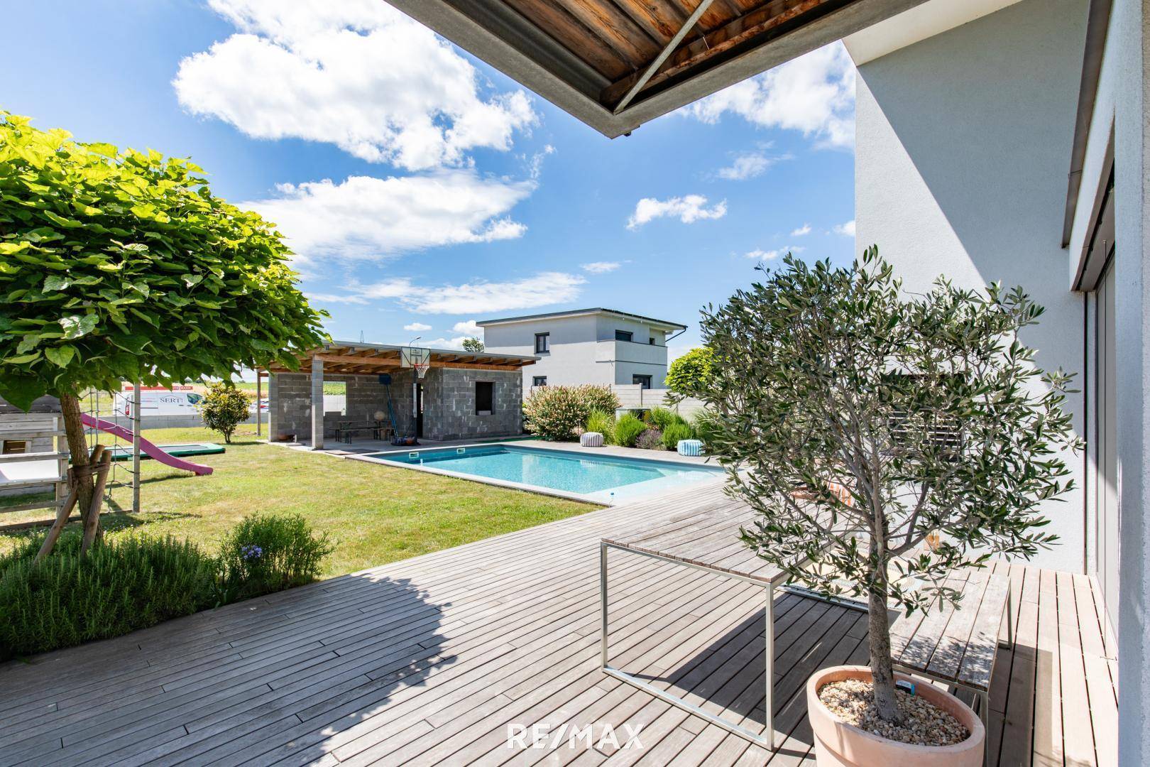 Villa in Parndorf Terrase mit Blick auf Pool