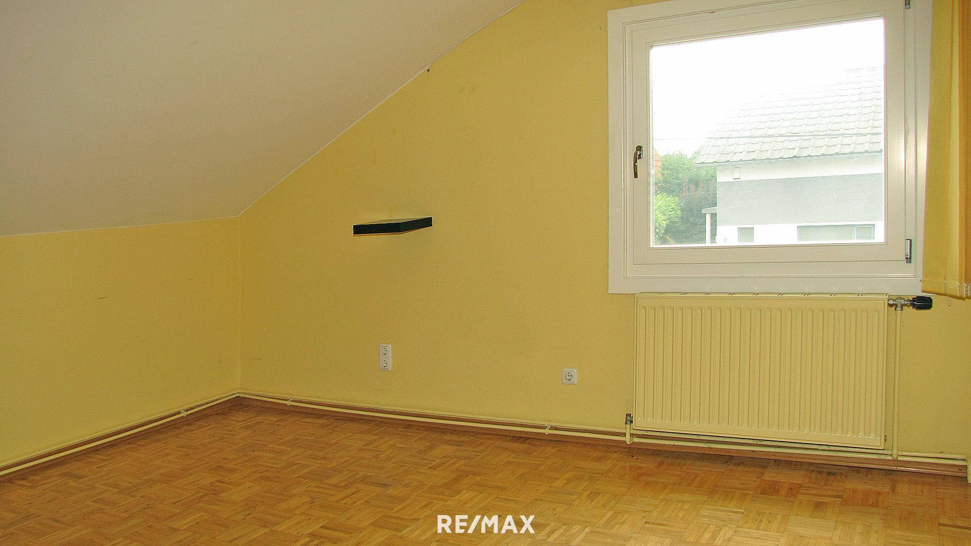 RE/MAX Zimmer Obergeschoß