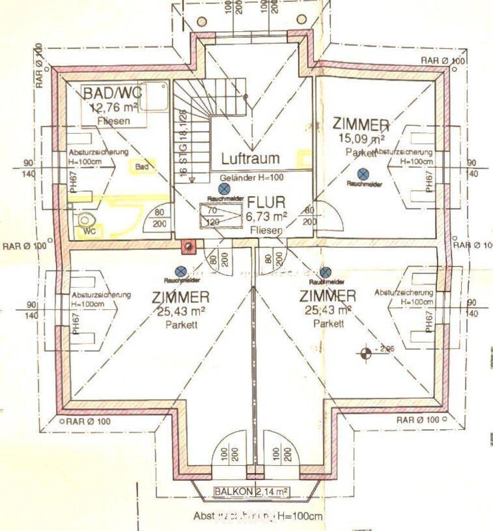 Grundriss des Obergeschosses mit drei Zimmern, Bad und Balkon.