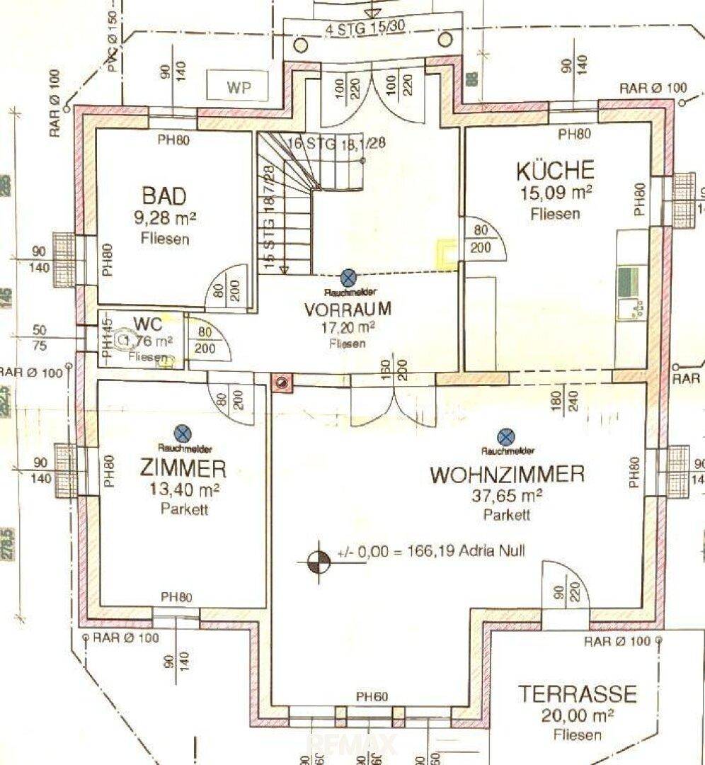 Grundriss des Erdgeschosses mit Wohnzimmer, Küche und großer Terrasse.