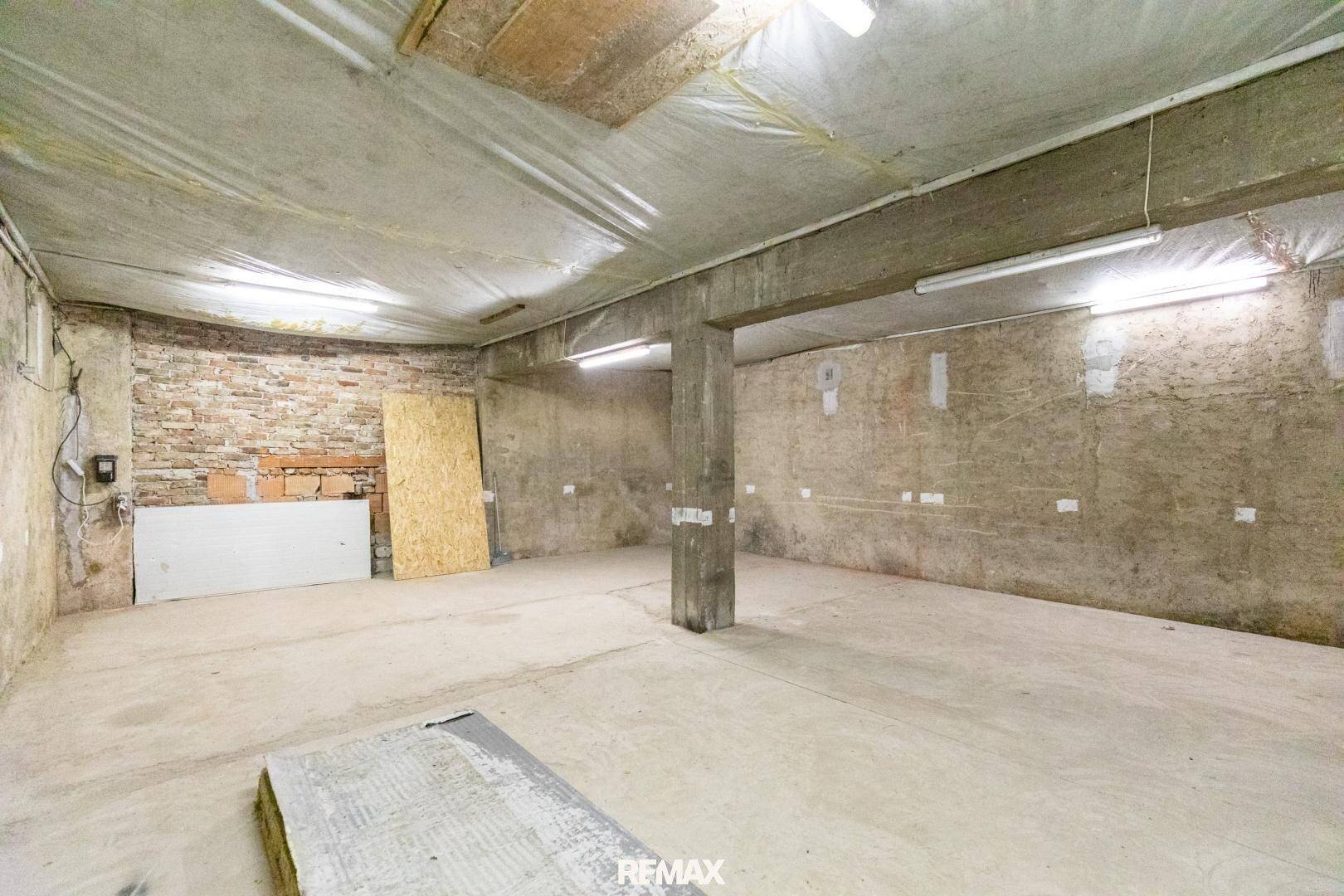Unausgebauter Kellerraum mit Betonboden und unverputzten Wänden, bietet viel Stauraum.