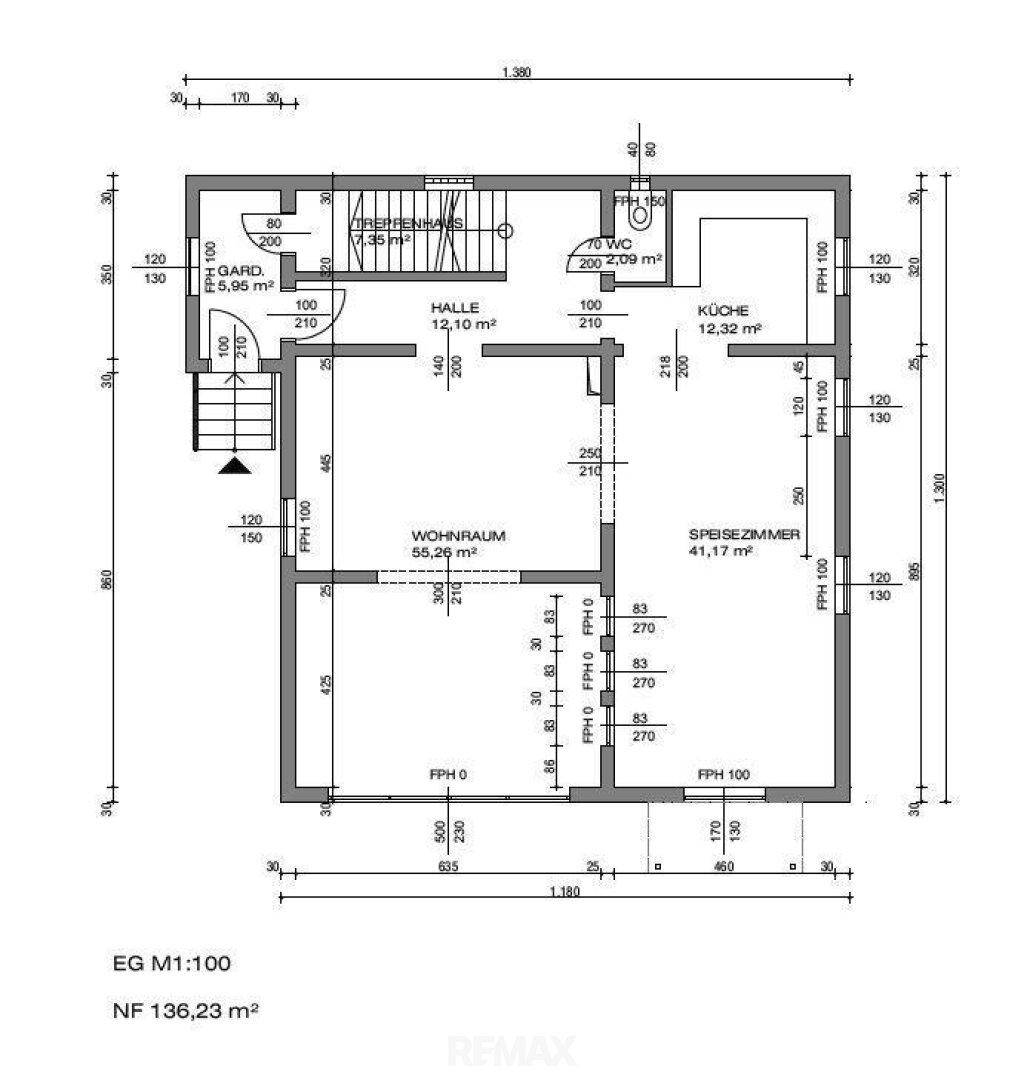 Grundriss des Erdgeschosses mit Wohnraum, Esszimmer, Küche und Garderobe.