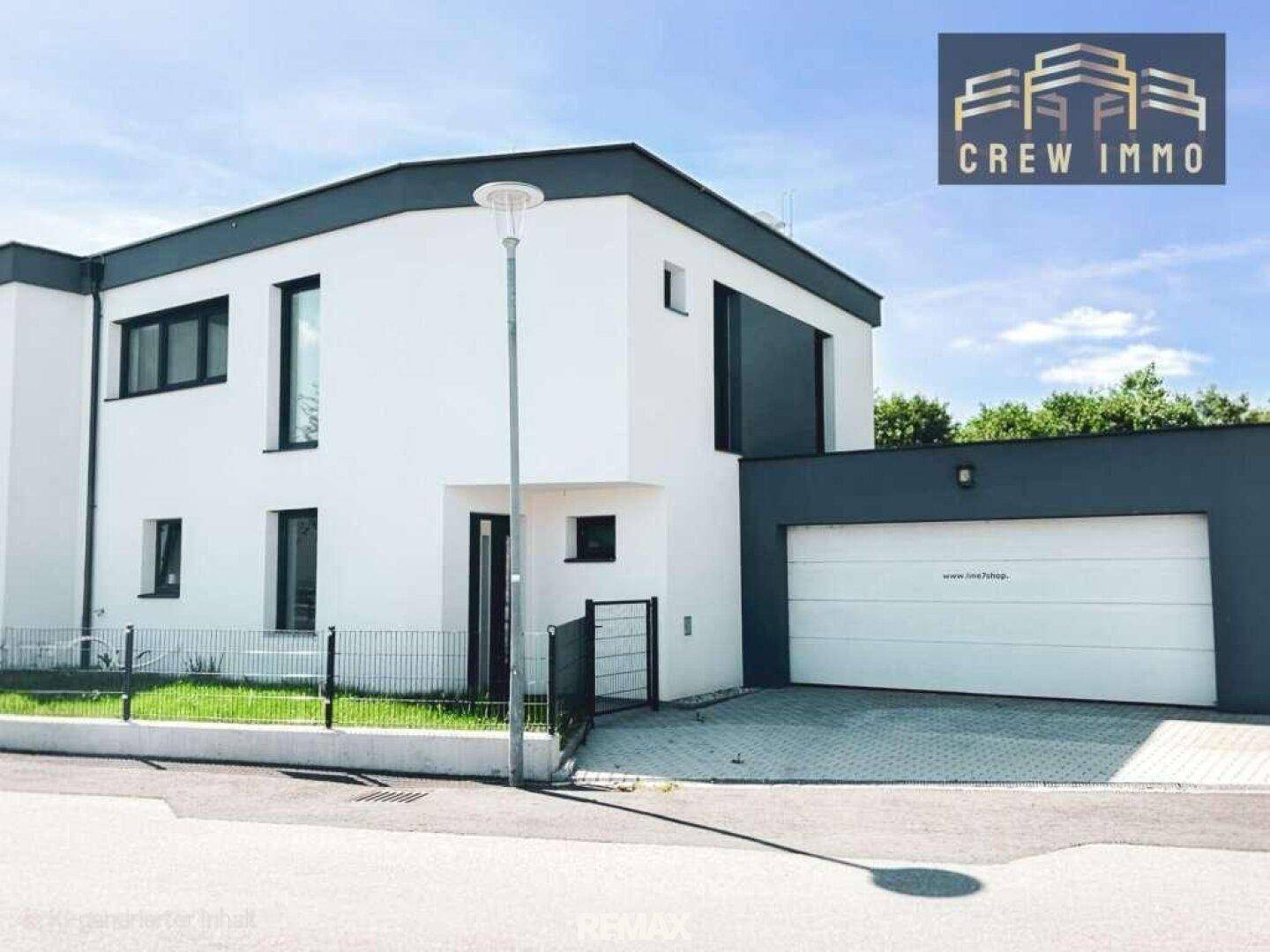 Vorderansicht eines modernen Hauses mit integrierter Garage und weißer Fassade an einem sonnigen Tag.