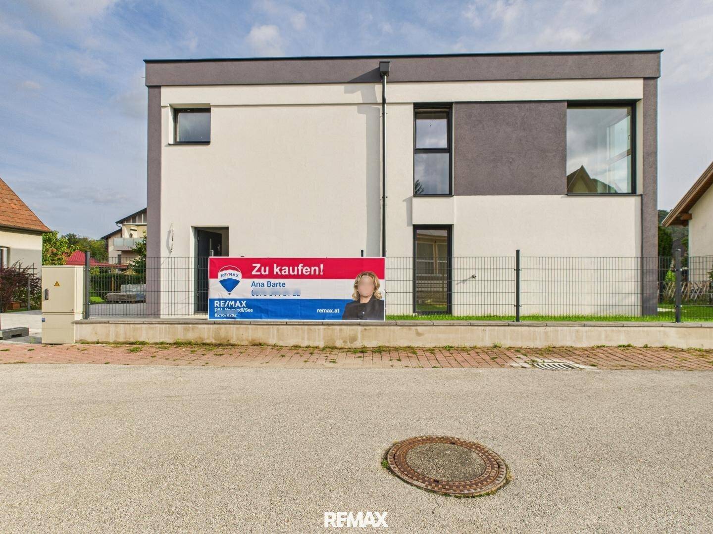 Vorderansicht des modernen Neubaus mit einem 