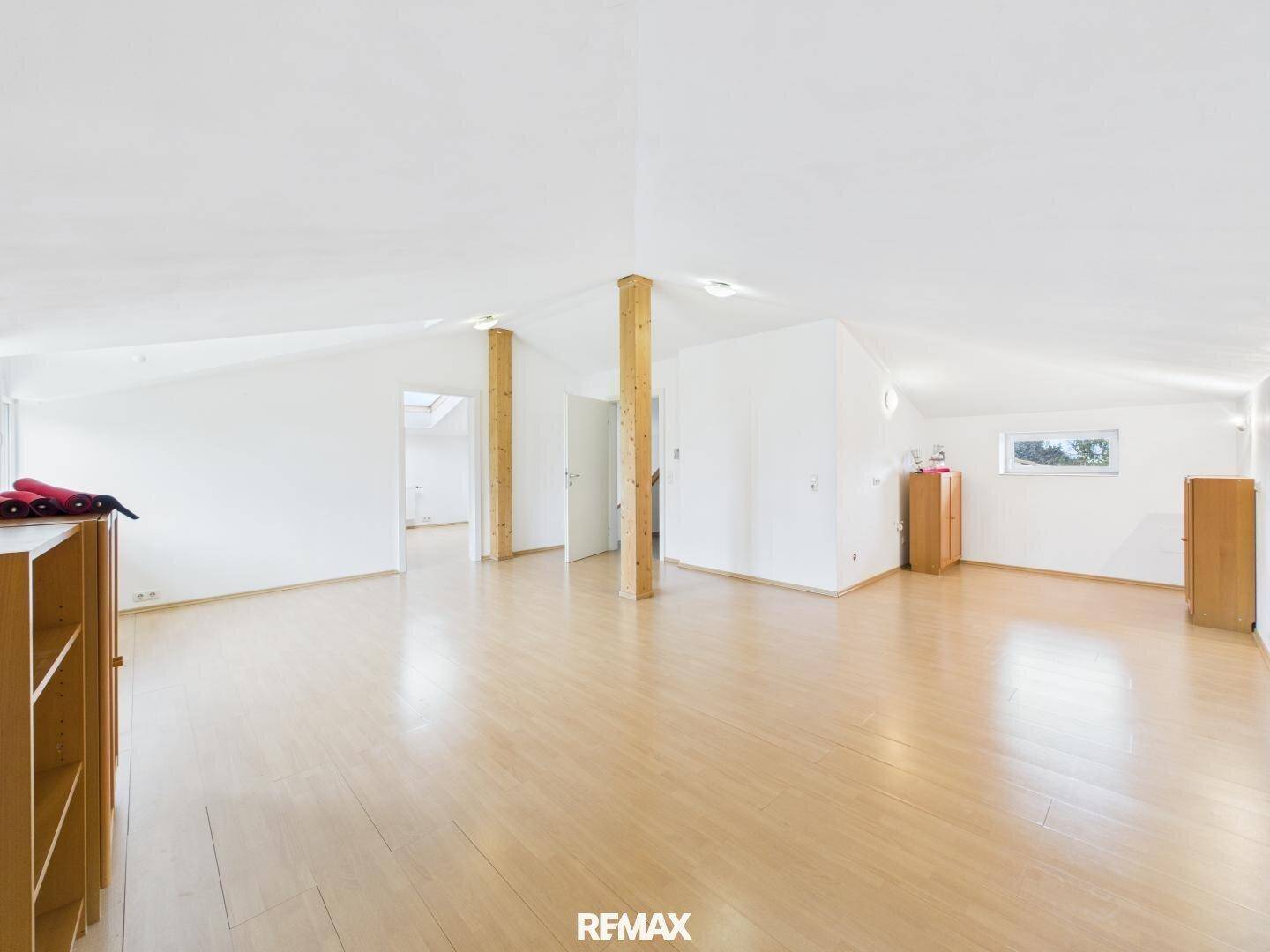 Geräumiger Dachboden mit Holzboden, sichtbaren Holzbalken und viel Potenzial für individuelle Gestaltung.