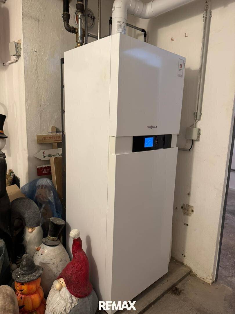 Heizungsraum mit moderner Viessmann-Heizanlage und Lagerfläche im Keller.