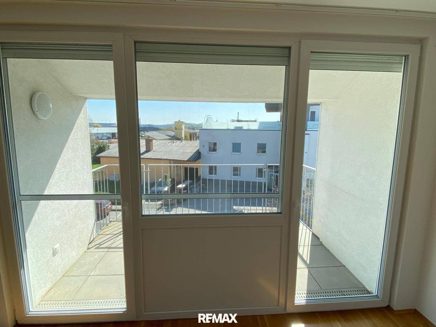 Geräumige Terrasse mit Fliesenboden und Blick auf die Umgebung, zugänglich vom Wohnbereich.