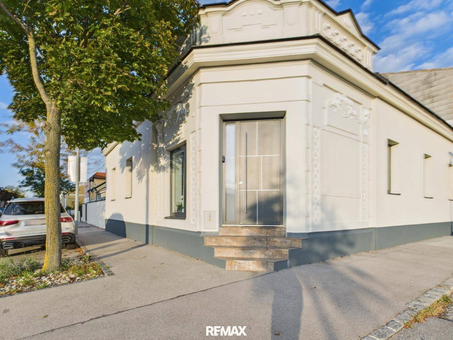 Attraktive Hausfassade mit modernem Eingangsbereich und dekorativen architektonischen Elementen.