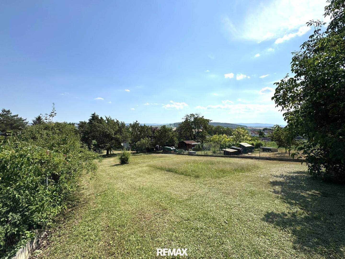 Große Grünfläche mit weitem Blick über die umliegende Landschaft.