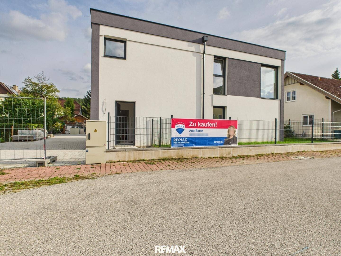 Ansicht des modernen Neubaus von der Straße mit einem 