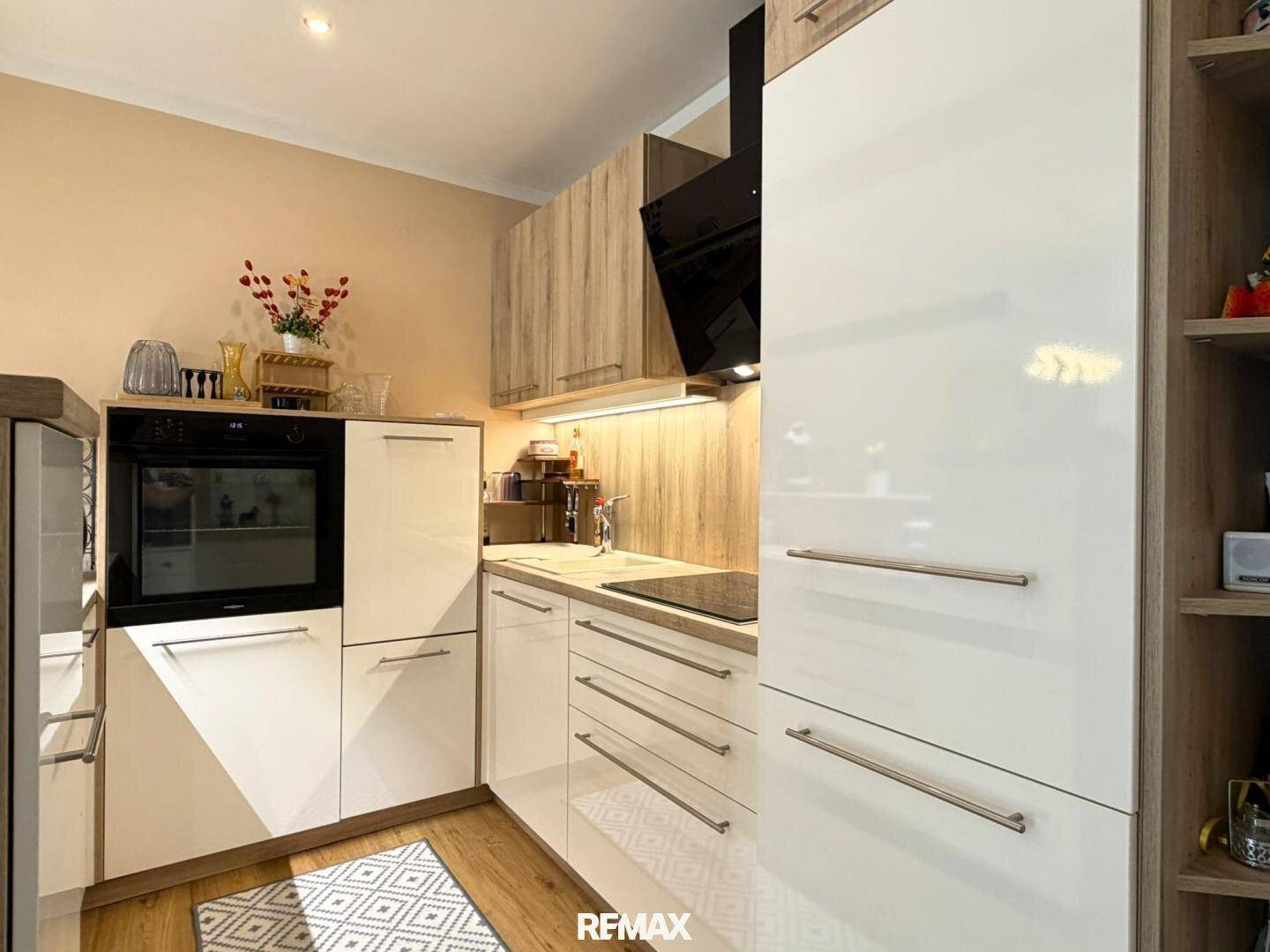 Detailansicht der modernen Einbauküche mit Backofen, Induktionskochfeld und viel Stauraum.