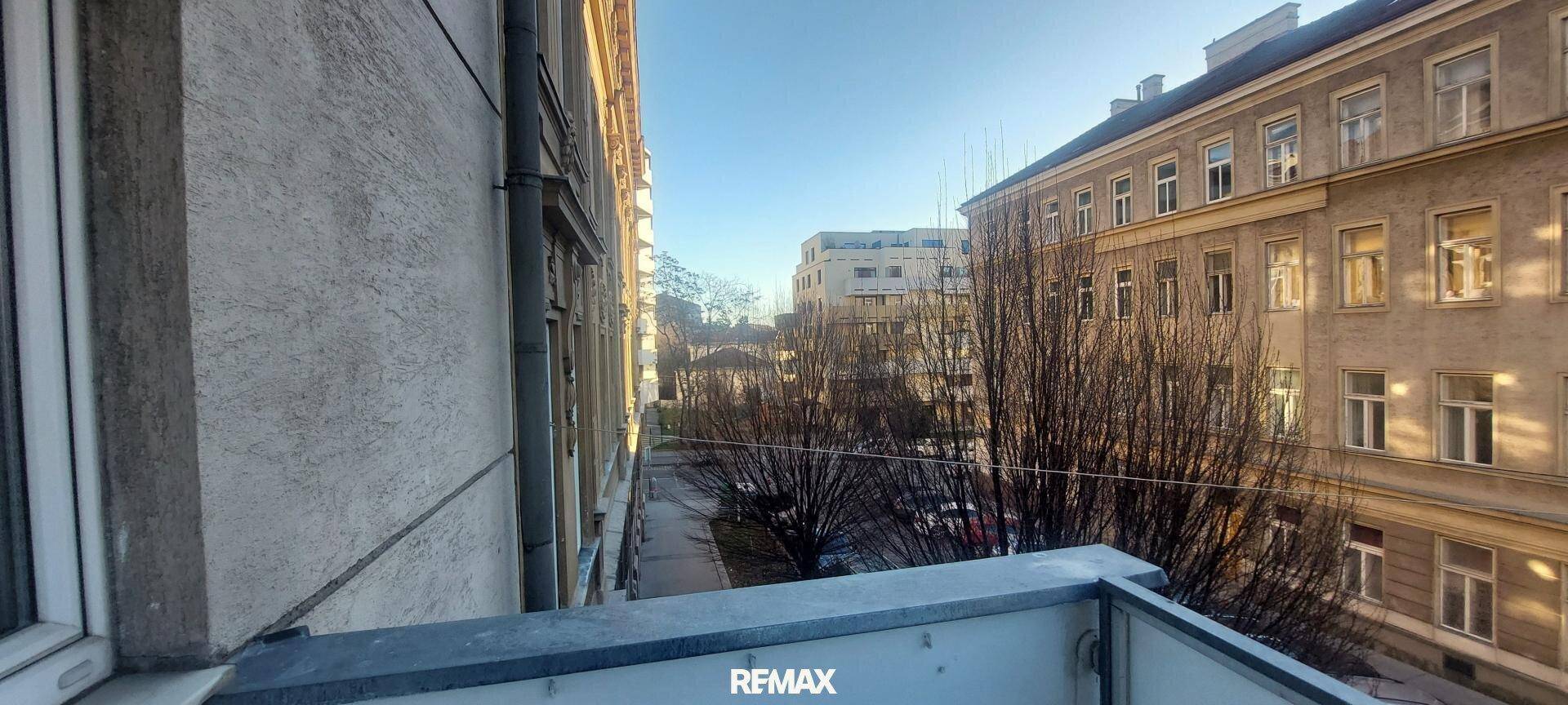 Kleiner Balkon mit Blick auf die Straße und die umliegenden Gebäude der Stadt.