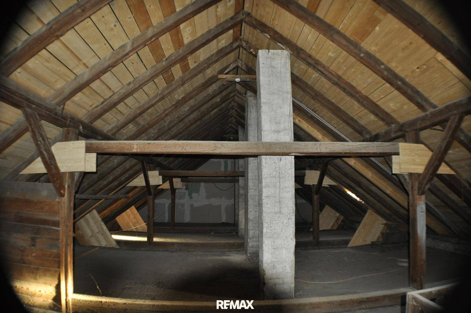 Geräumiger Dachboden mit sichtbaren Holzbalken und viel Potenzial für Ausbau, rustikaler Charme.