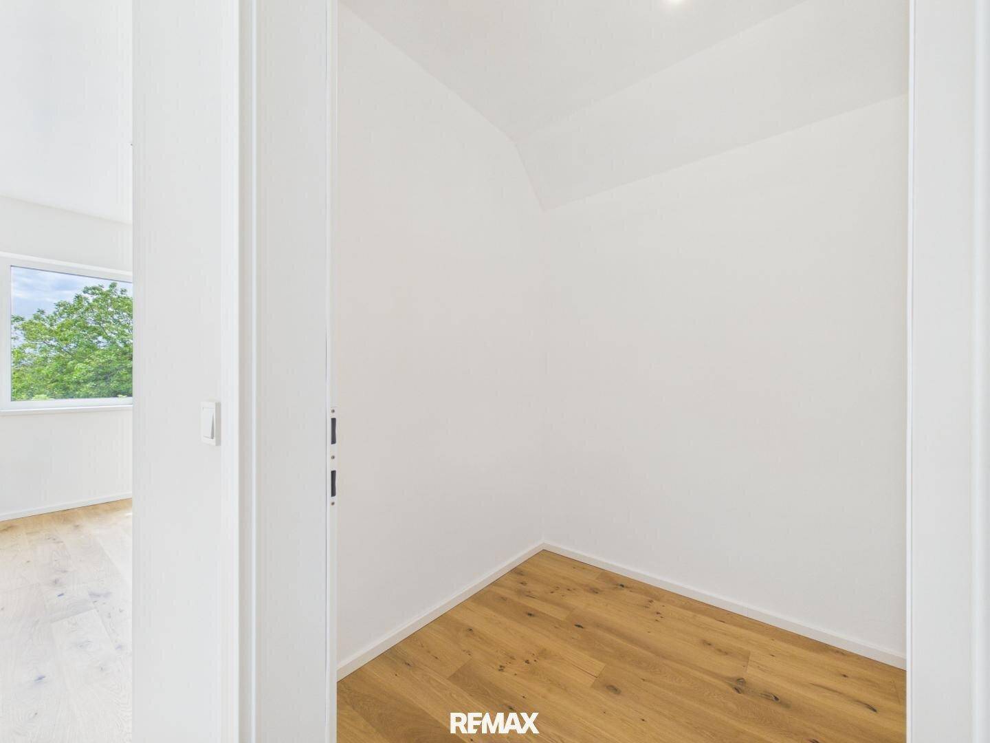 Kleiner Abstellraum mit Holzboden und weißen Wänden, ideal für zusätzlichen Stauraum.