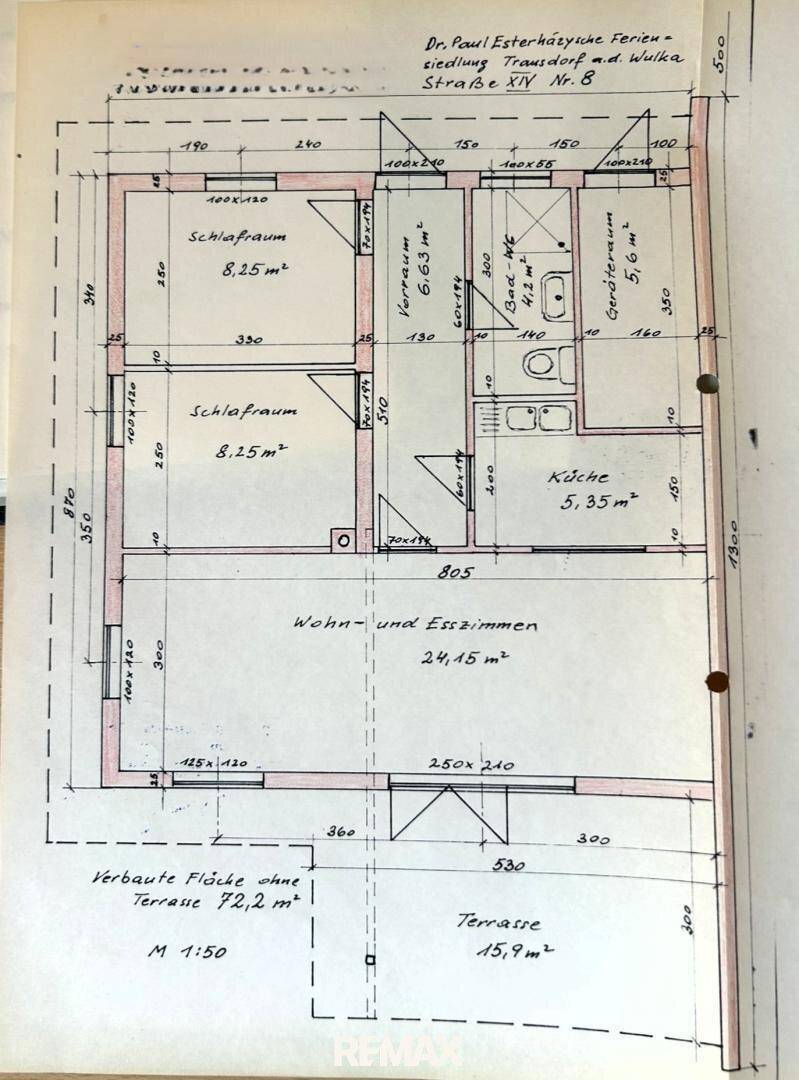 Handgezeichneter Grundriss des Ferienhauses mit Raumaufteilung und Flächenangaben.