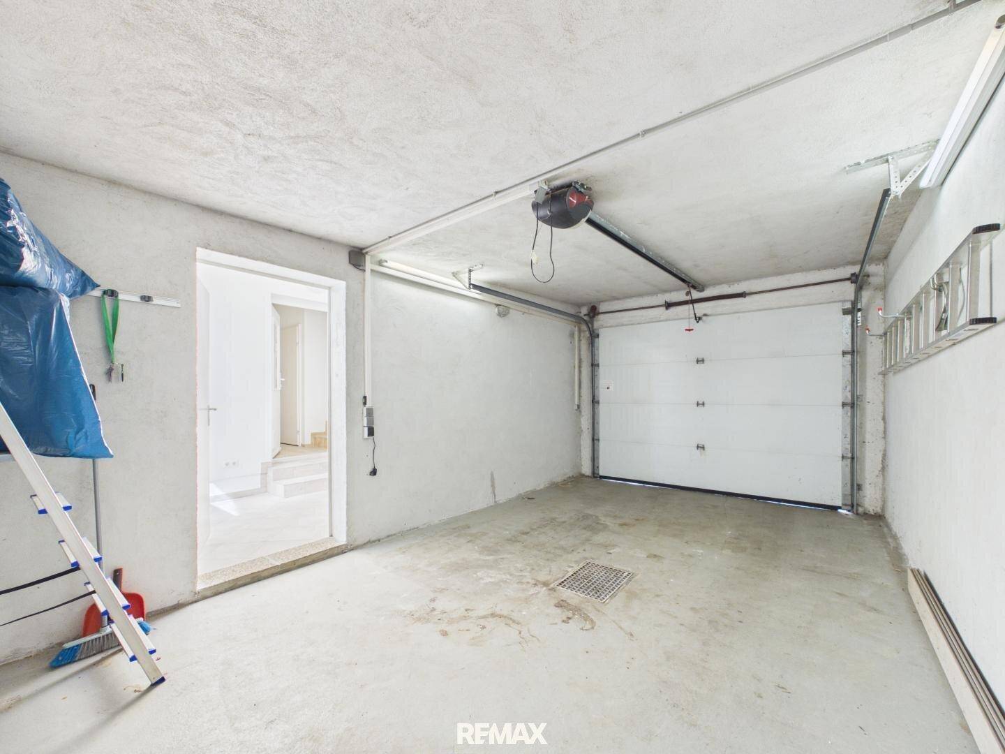 Geräumige Garage mit Rolltor und direktem Zugang zum Haus.