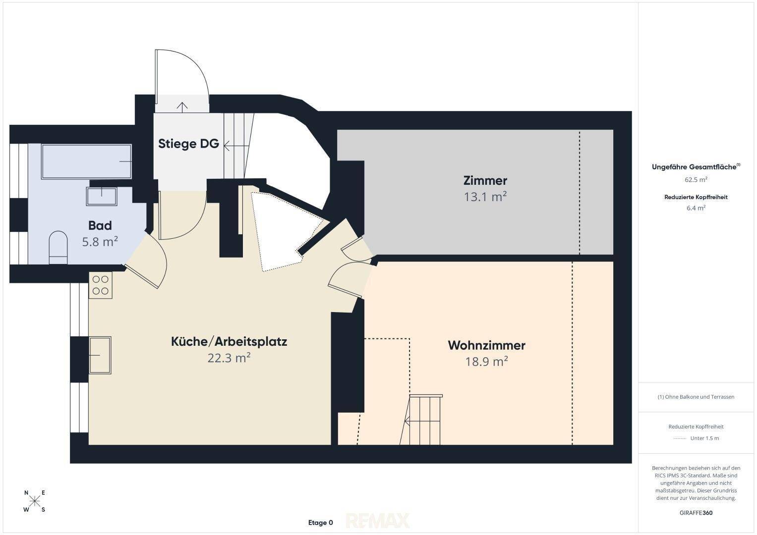 Grundriss der unteren Ebene mit Küche, Wohnzimmer, Bad und Treppenaufgang.