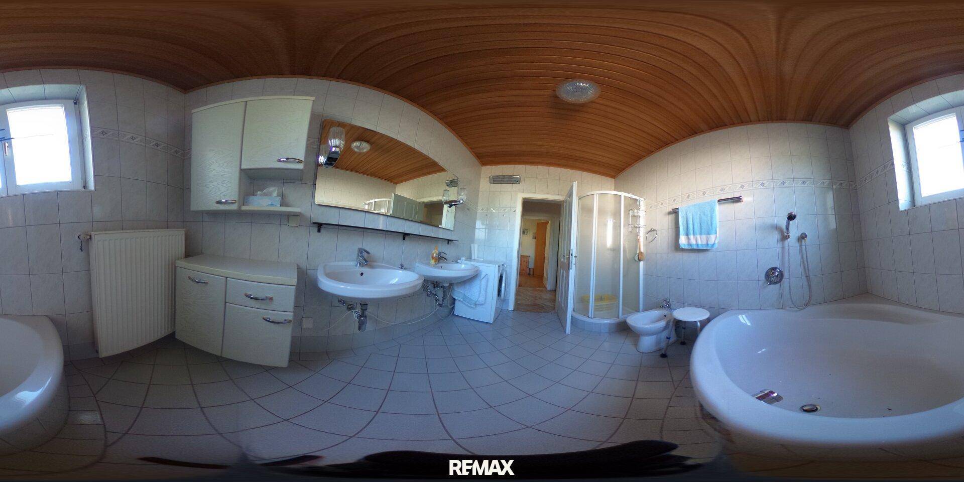 Geräumiges Badezimmer mit Doppelwaschbecken, Dusche, Badewanne und einer Holzdecke.