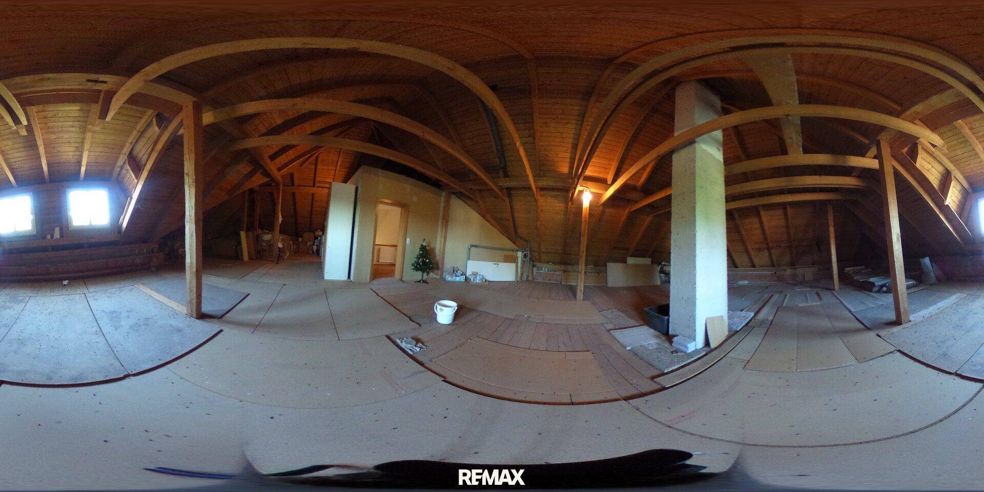 Großer, ausbaufähiger Dachboden mit sichtbaren Holzbalken und Fenstern, bietet viel Potenzial.