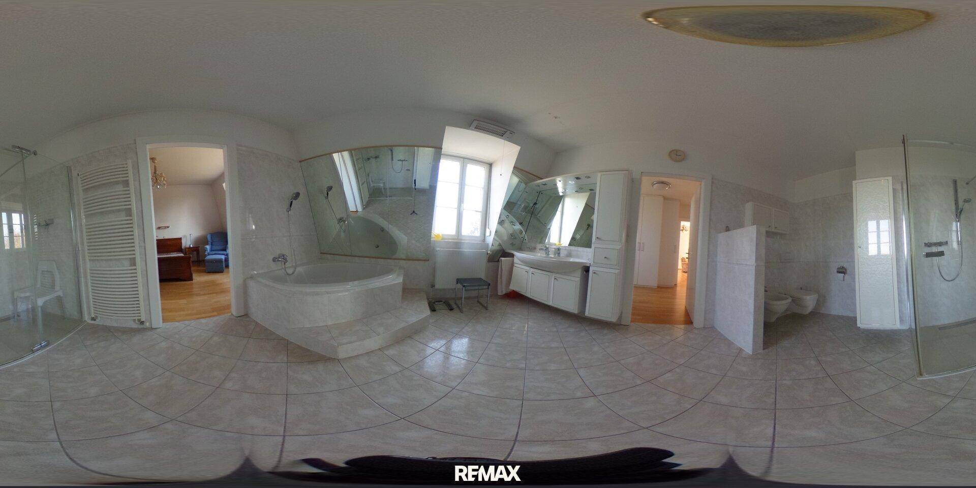 Geräumiges Badezimmer mit Eckbadewanne, Doppelwaschbecken, Bidet und Duschkabine.