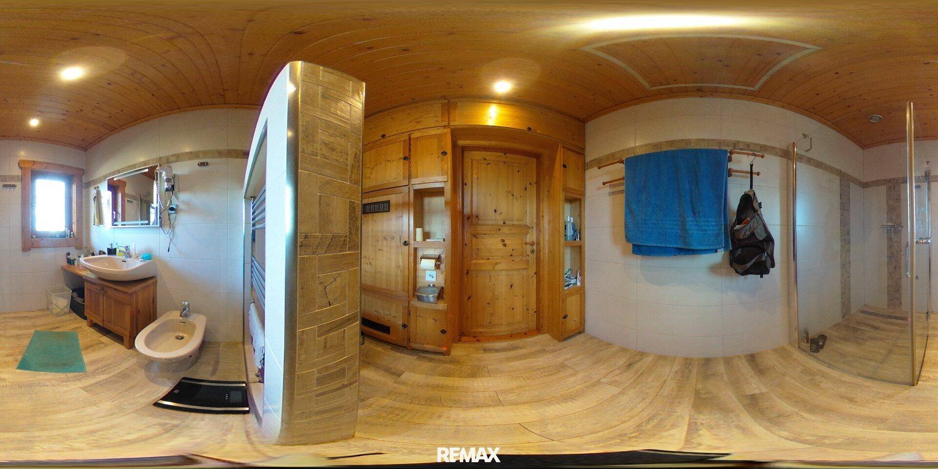 Modernes Badezimmer mit Holzelementen, begehbarer Dusche und Bidet.