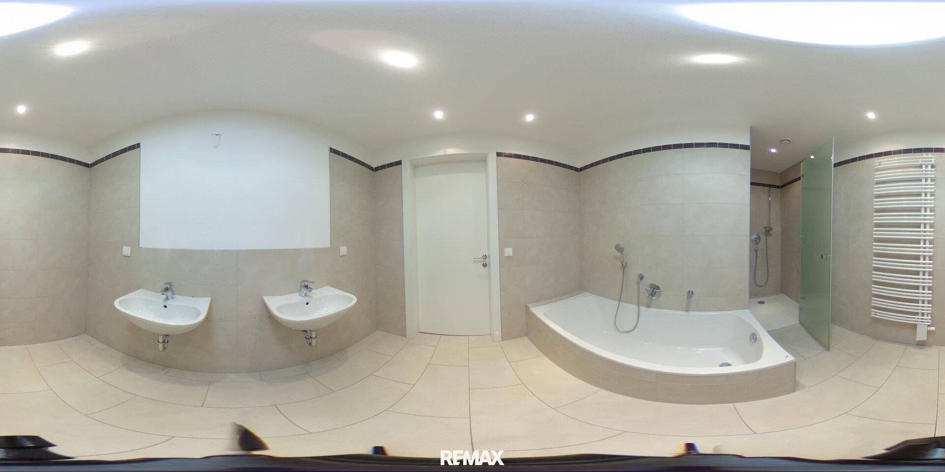 Panoramaaufnahme eines modernen Badezimmers mit Badewanne, Dusche und Doppelwaschbecken.