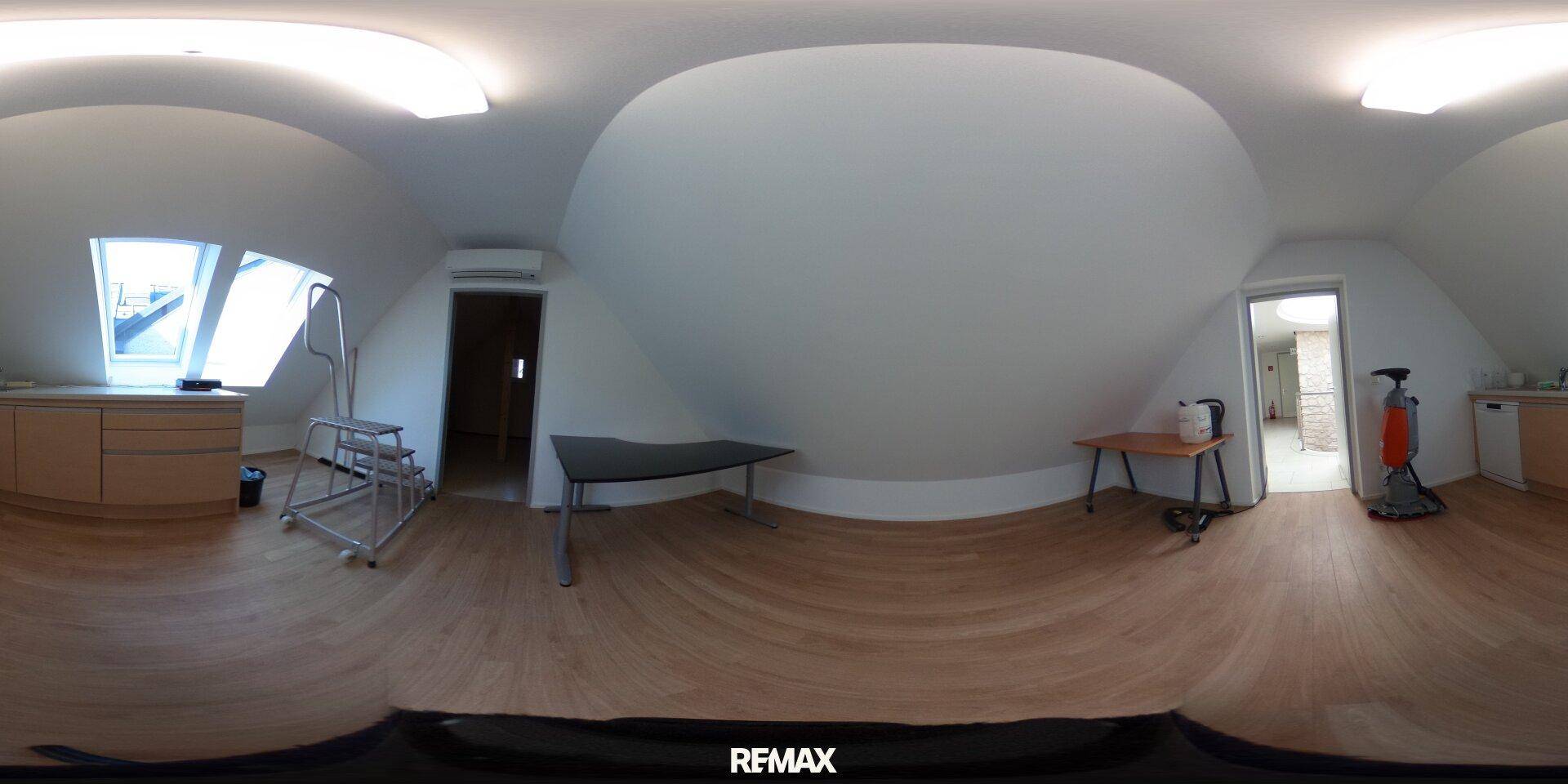 360-Grad-Panorama eines Raumes mit Küchenzeile, Dachschräge und einem hellen Dachfenster.