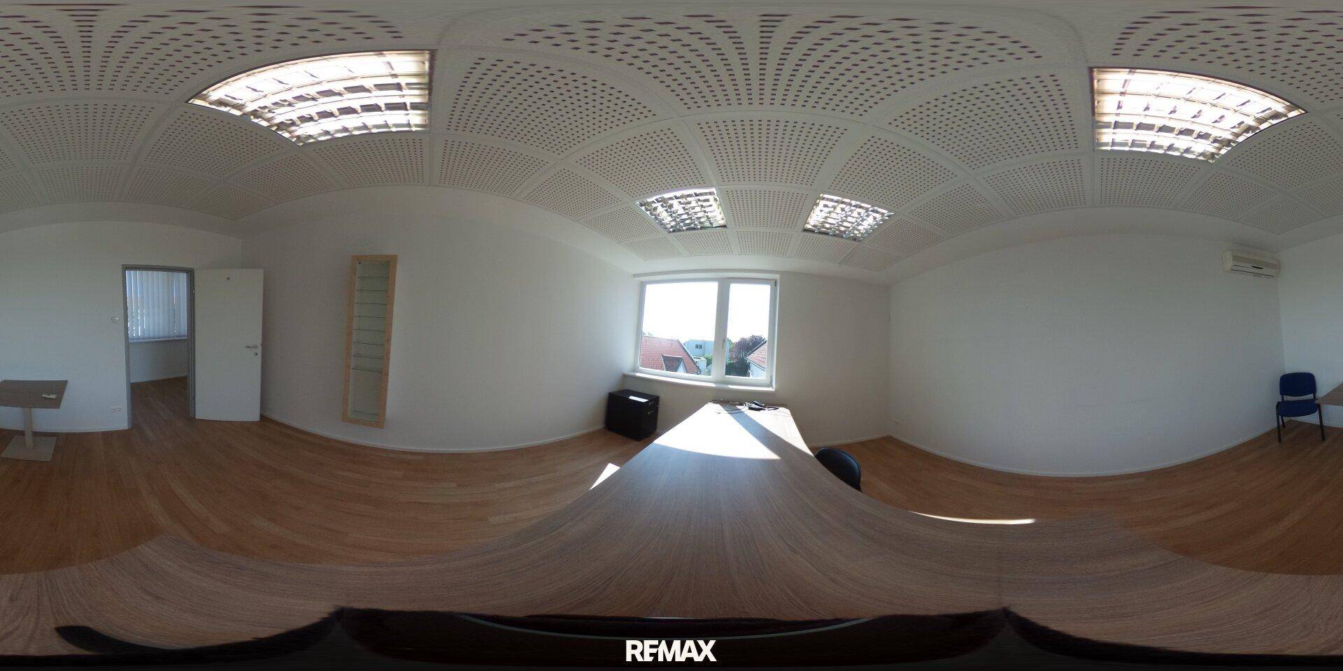 360-Grad-Panorama eines hellen Büroraums mit Holzboden, großen Fenstern und viel Tageslicht.