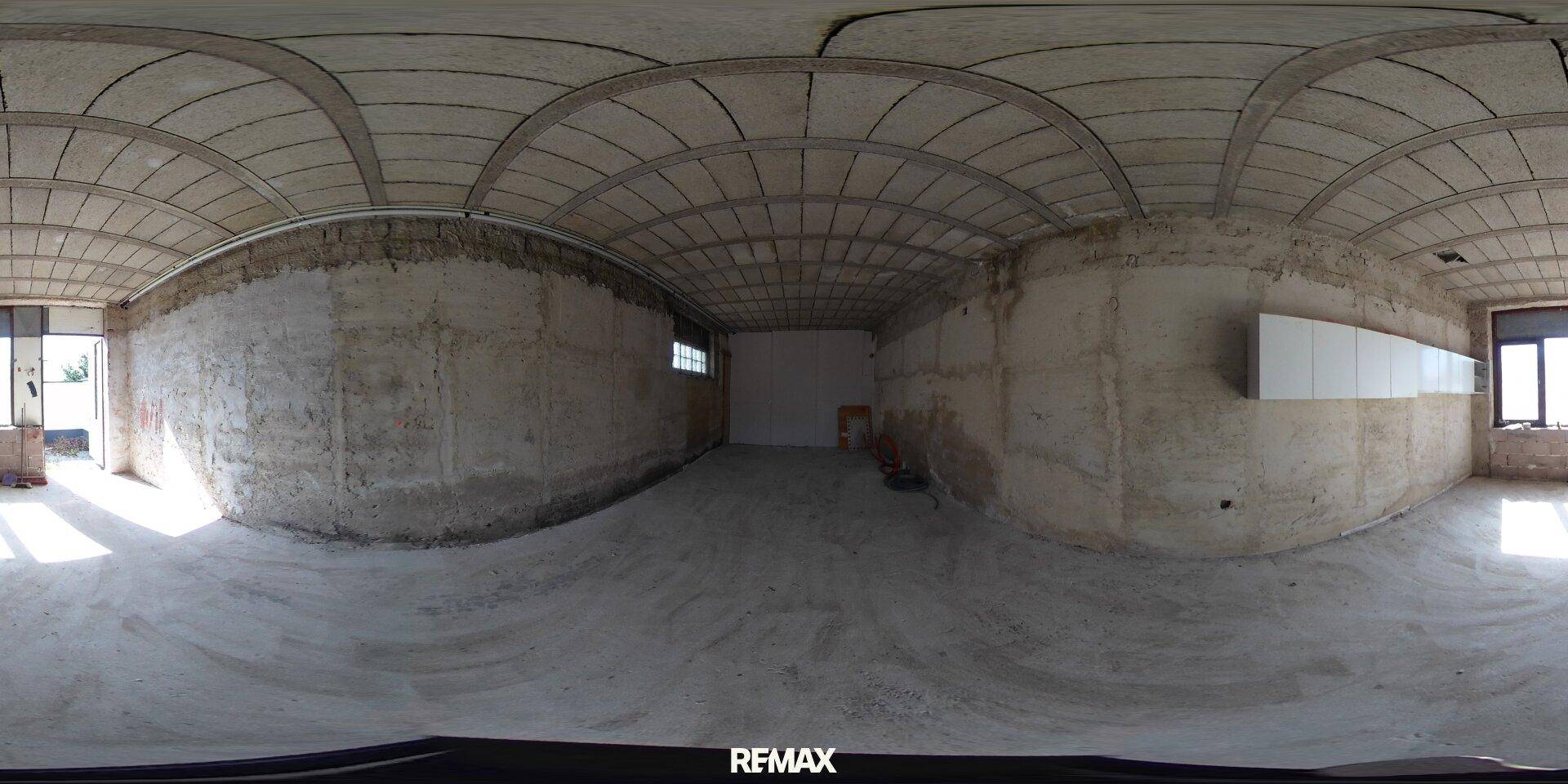 Unfertiger Raum mit Betonwänden und -decke, bereit für den weiteren Ausbau.