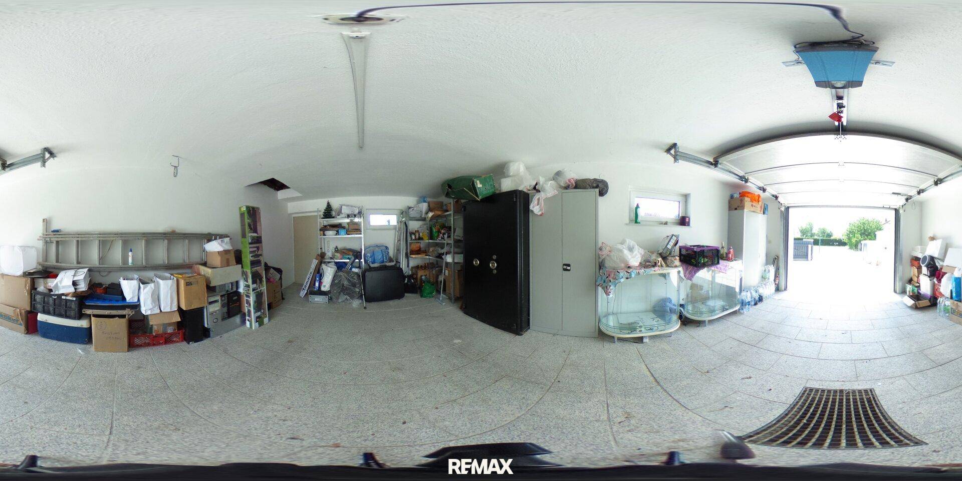 Geräumige Garage mit viel Stauraum und direktem Zugang zum Außenbereich, funktional und gut organisiert.