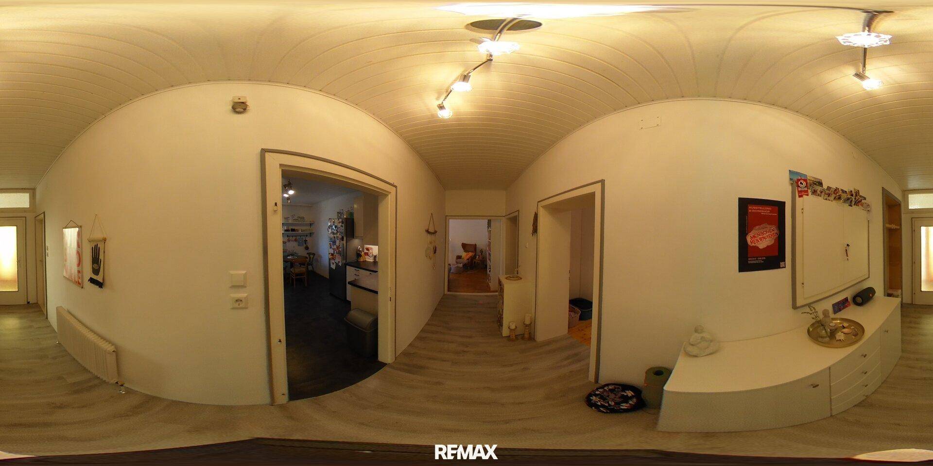 Heller Flur mit mehreren Türen zu angrenzenden Räumen und praktischem Einbauschrank.
