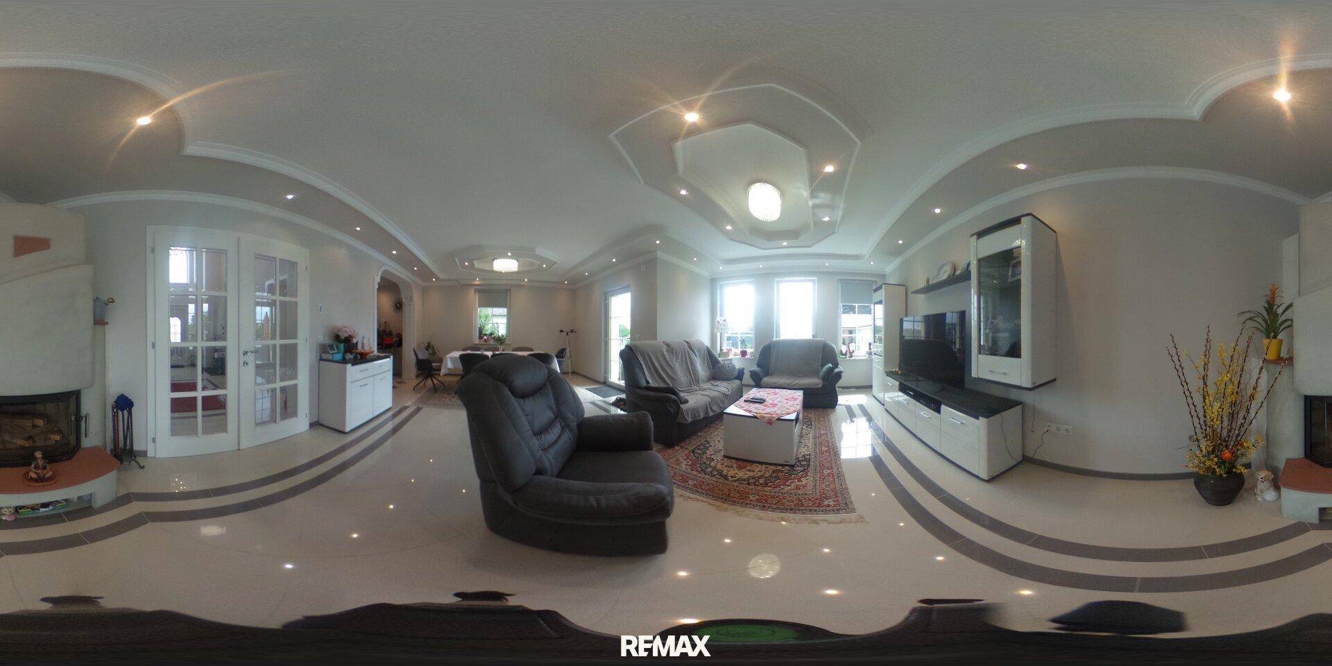 Gemütliches Wohnzimmer mit bequemen Sofas, Kamin und moderner Unterhaltungselektronik.