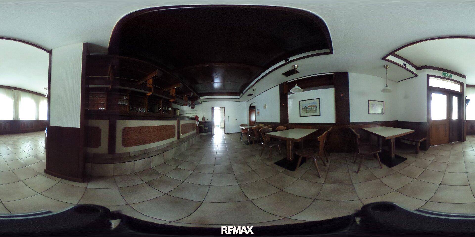 360-Grad-Panoramaansicht des Innenbereichs eines Restaurants oder einer Bar mit traditioneller Einrichtung.
