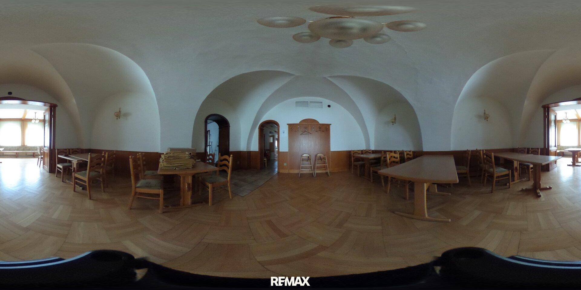 360-Grad-Panoramaansicht eines großen Saals mit beeindruckenden Gewölbedecken und Holzparkett.